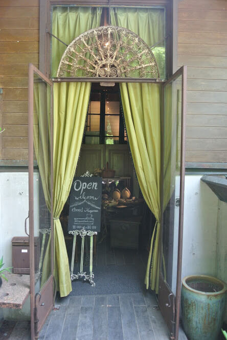 c:hord hayamaの入口。アンティークショップらしい扉が素敵だ。